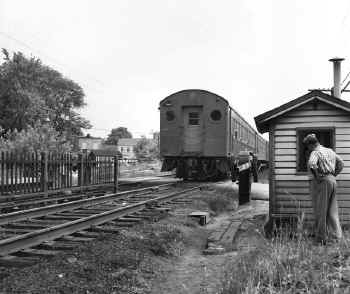 51. MU Train East at 141st St. Crossing - Higbie Ave. Station-Laurelton-View E - 08-31-57 (Faxon-Keller).jpg (129134 bytes)